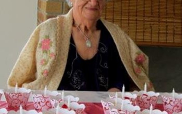 Die 100-jarige Dalene Nieuwoudt wat op haar verjaardagpartytjie nog humoristiese staaltjies aan die gaste vertel het 